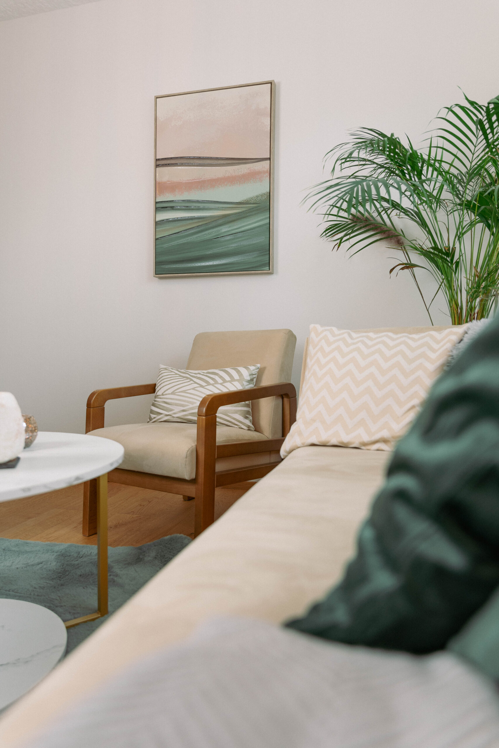 therapie-raum-ruhig-modern.jpg Detailaufnahme eines ruhigen, minimalistisch eingerichteten Therapieraums