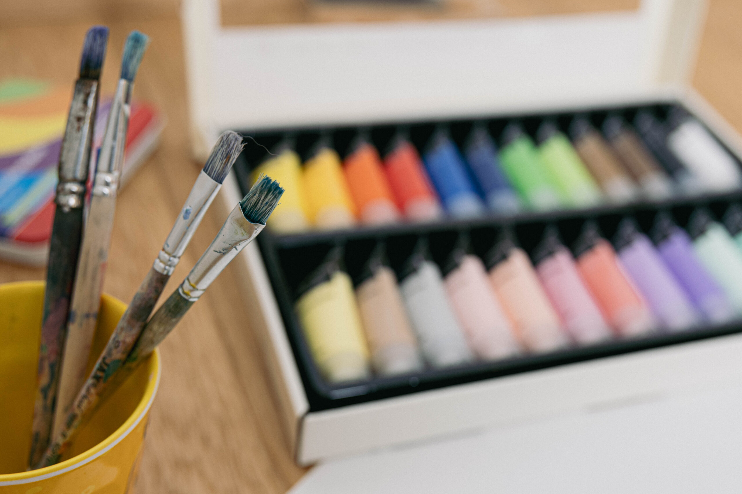 jugendtherapie-malen-kreativ-materia Kreative Materialien unterstützen den Ausdruck von Gefühlen in der Therapie